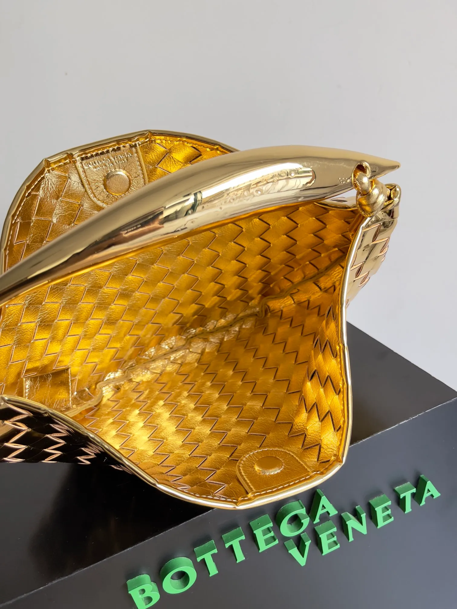 Batch 1860, ready to ship. Inspired by the 20th century modern sculptor Brancusi's work "Birds in the Sky". Muse brass handles, unique craftsmanship, make each handle unique, thus reflecting the precious sense of sculpture. Carrying Sardine in hand creates a high-end and modern look! The Sardine handbag uses Intrecciato weaving to highlight the inheritance of the brand's craftsmanship. The handle design forms a strong contrast and presents an artistic design concept. The finishing of the Muse brass decorative layer is completed by multiple processes. The exquisite craftsmanship makes each handle unique. Style number: 716082 Size: 36*3*24cm